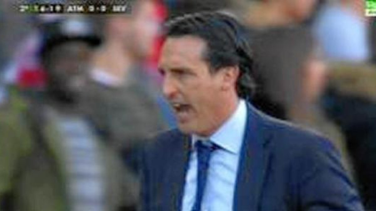 Emery no acabó el partido en su banquillo.