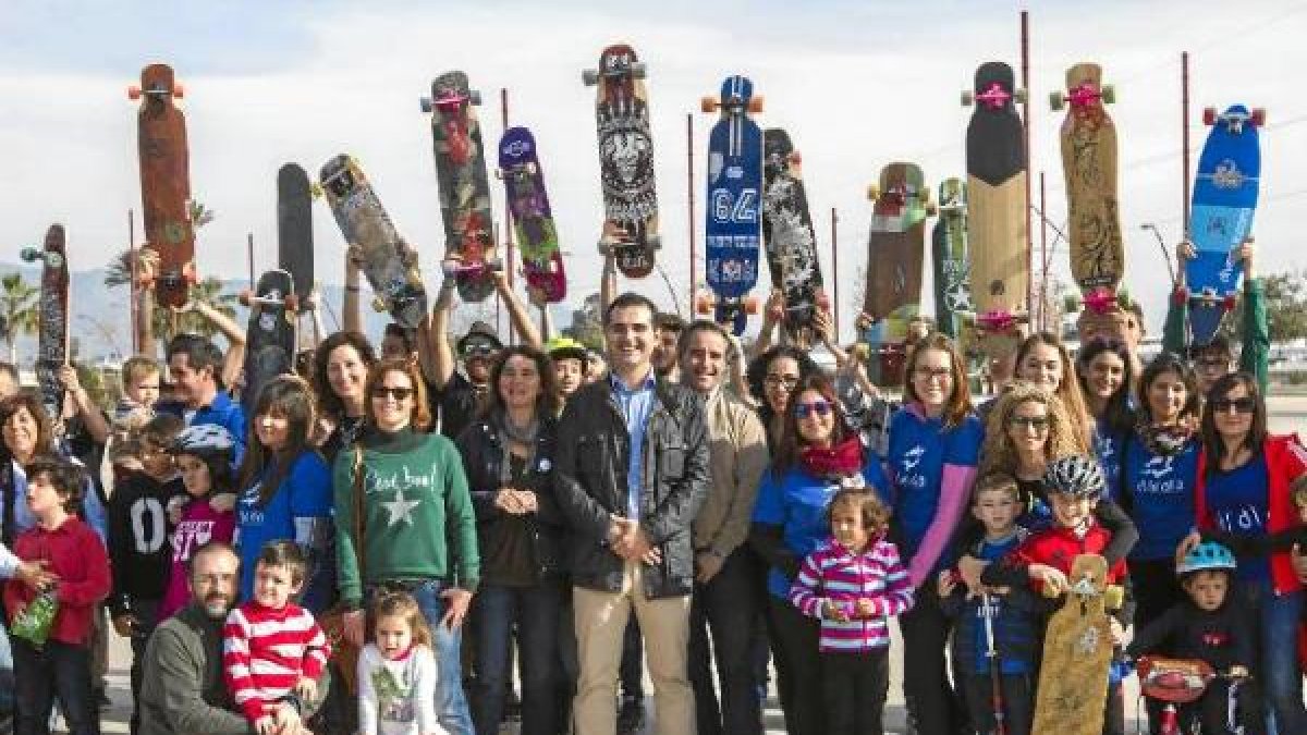 La asociación Dárata congregó en la jornada de ayer a un centenar de personas en la primera actividad dedicada al skateboarding en la que colaboró el