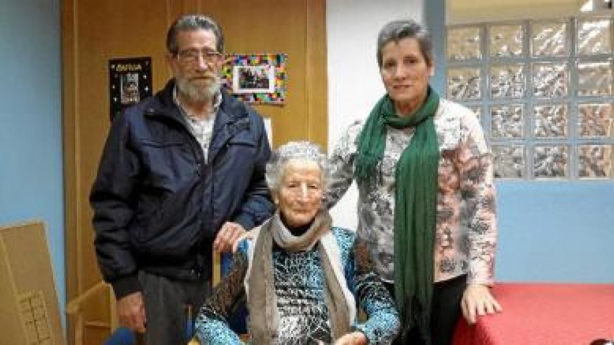 Gloria Sevilla junto a sus hijos Ignacio y Gloria Aguilera orgullosos de la iniciativa vecinal.