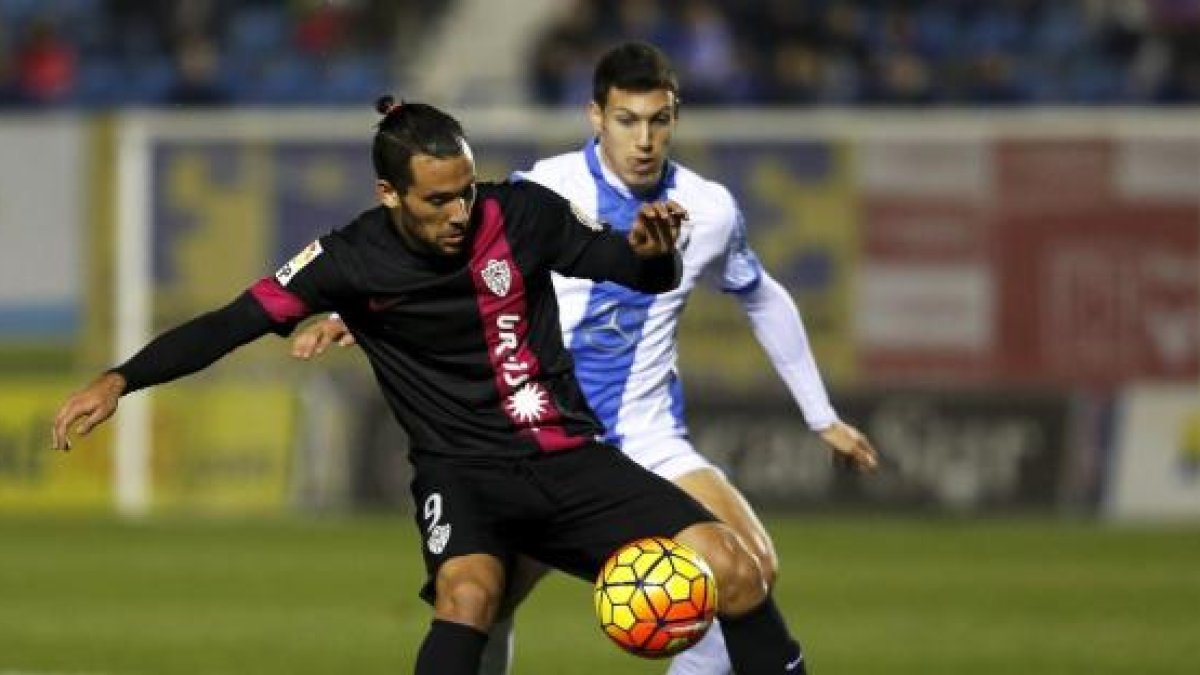 Una jugada del partido con Quique.