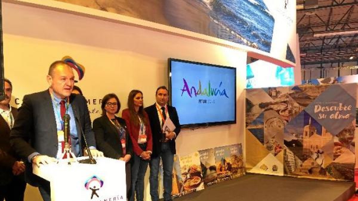 El alcalde en la presentación de la distinción