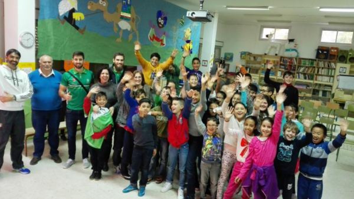Los niños con Unicaja.