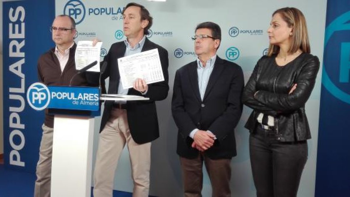 Hernando, en el centro, con documentos en la mano.
