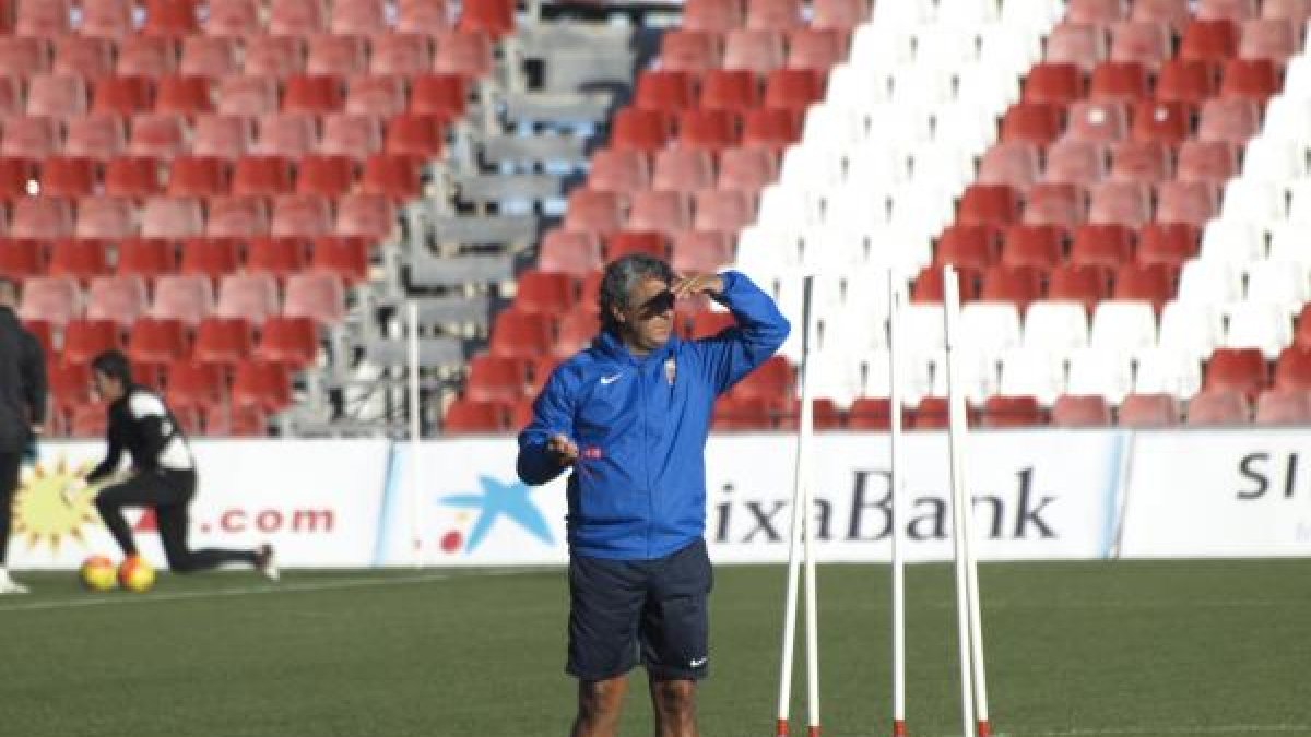 El míster del Almería quiere a un psicólogo.