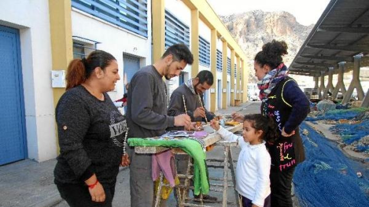 Margarita Santiago e Irene Arjona, tras la confección, viendo la pintura tras coser ellas los pantalones.