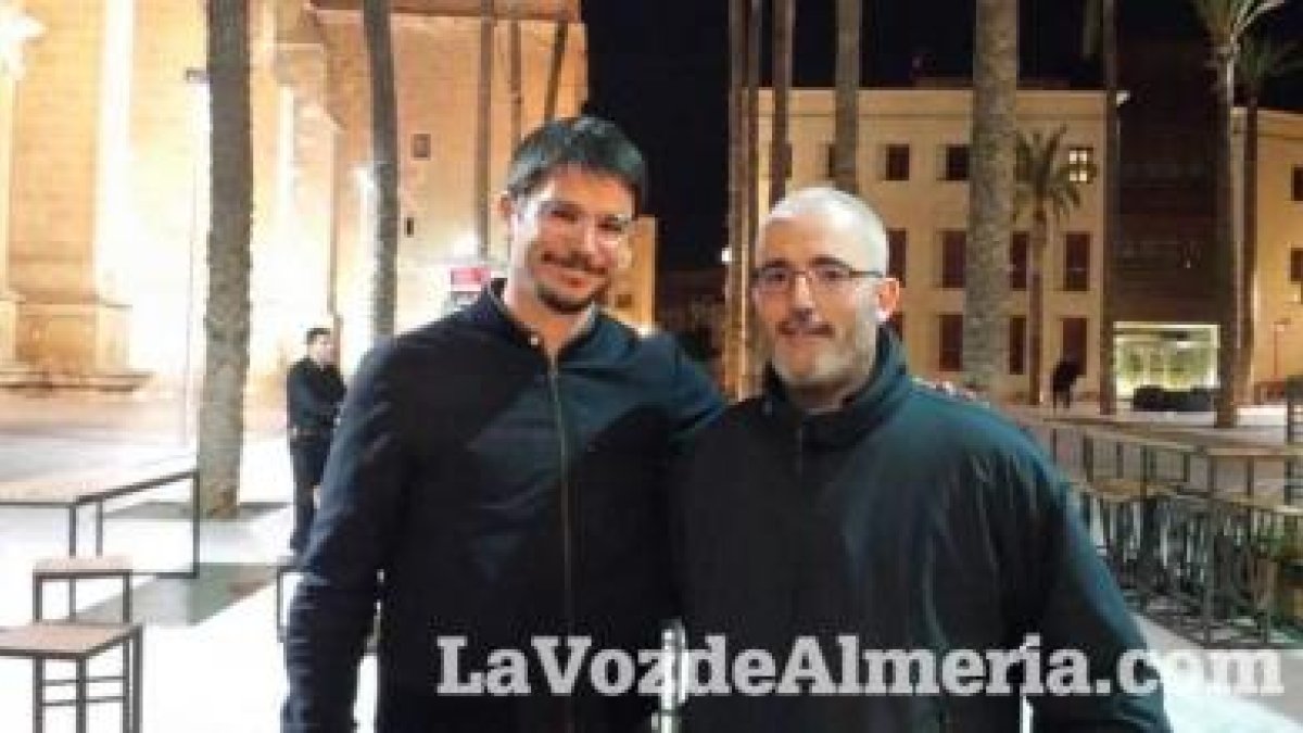 Otro admirador se inmortaliza junto a Hartnett.