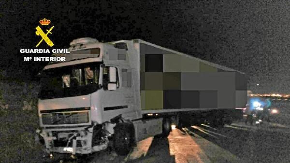 El camión articulado tras el accidente en la rotonda