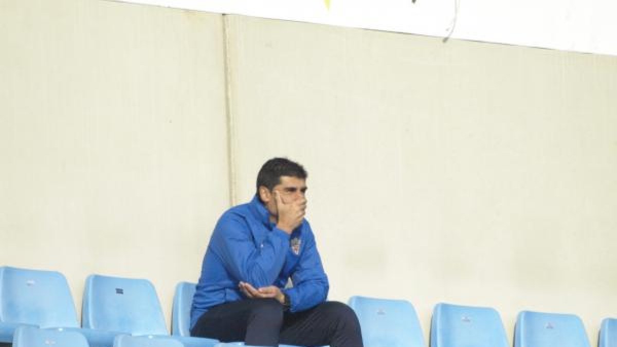Gustavo Zapata en la grada viendo el partidillo.