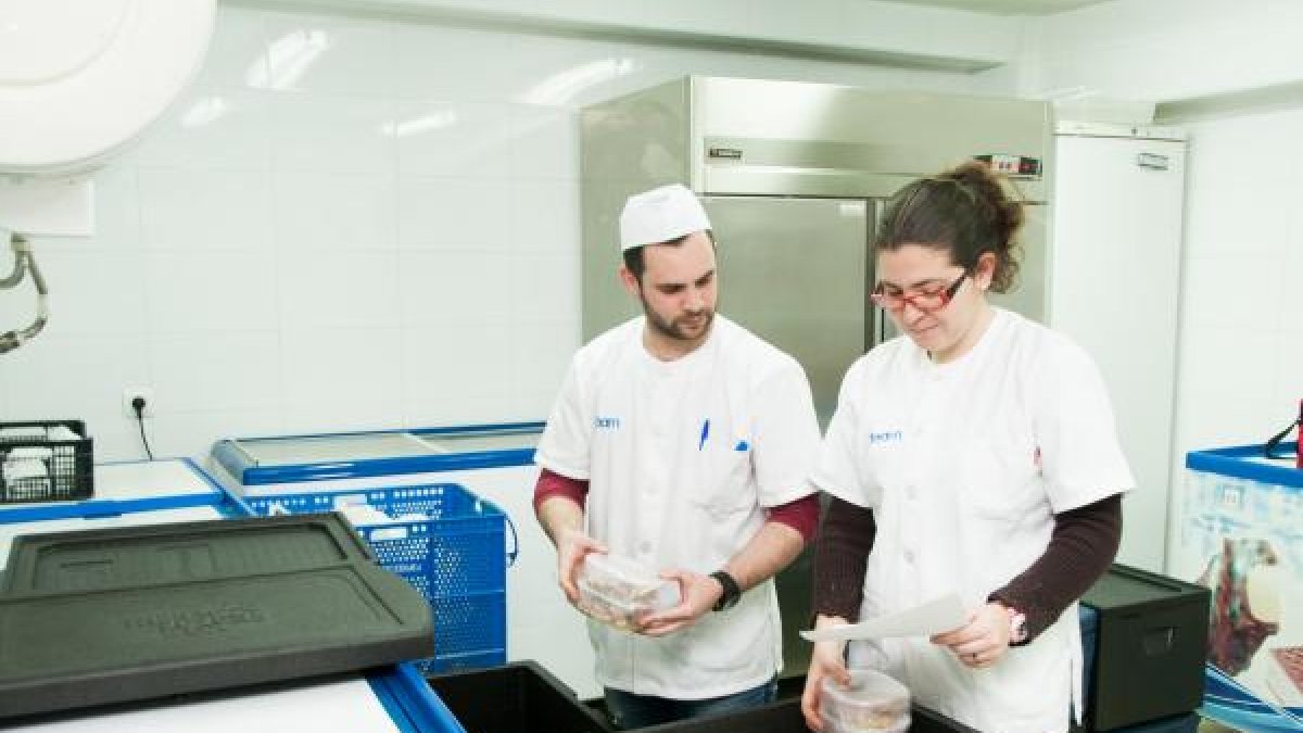 Voluntarios de la organización solidaria FAAM organizando los menús que llegarán a los más necesitados.