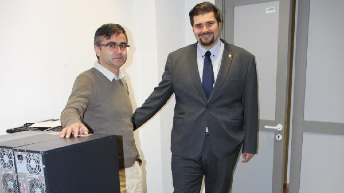 El edil Francisco Gutiérrez con alguno de los equipos que se cederán.
