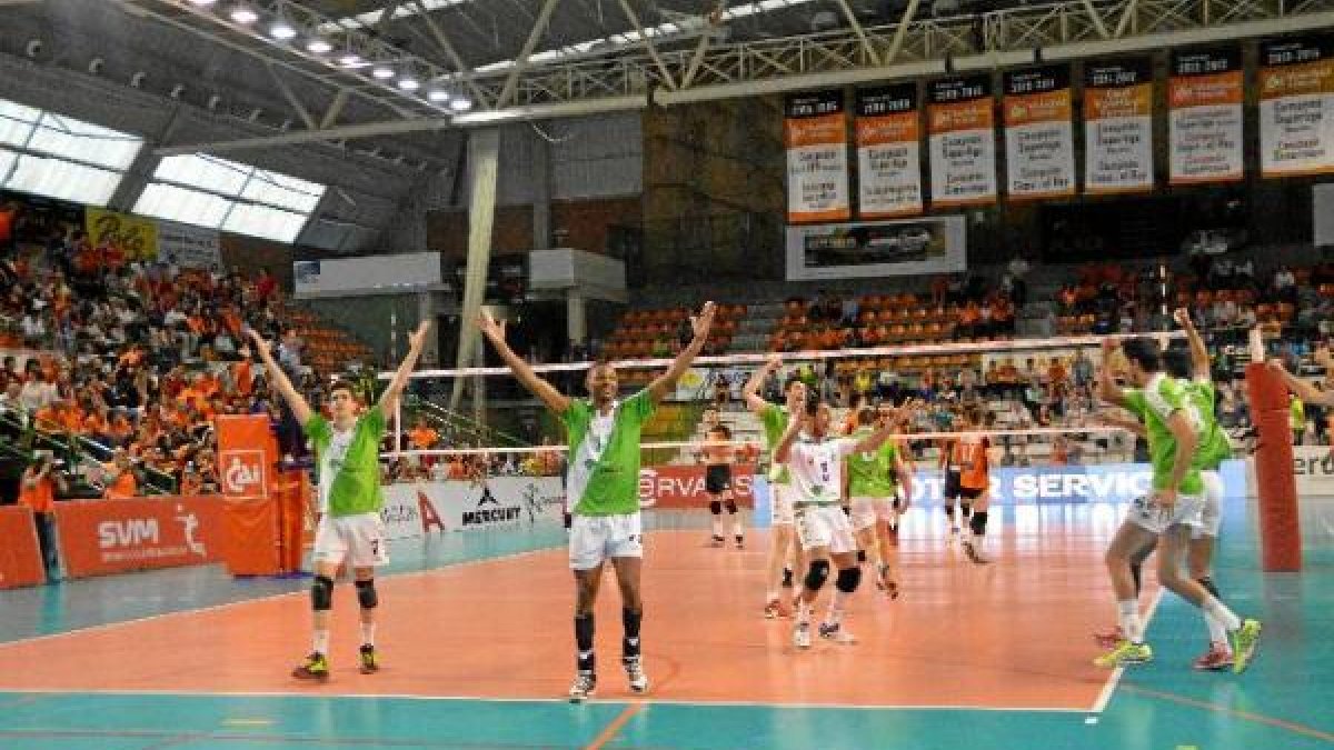 Unicaja celebrando la Superliga conquistada en Teruel.