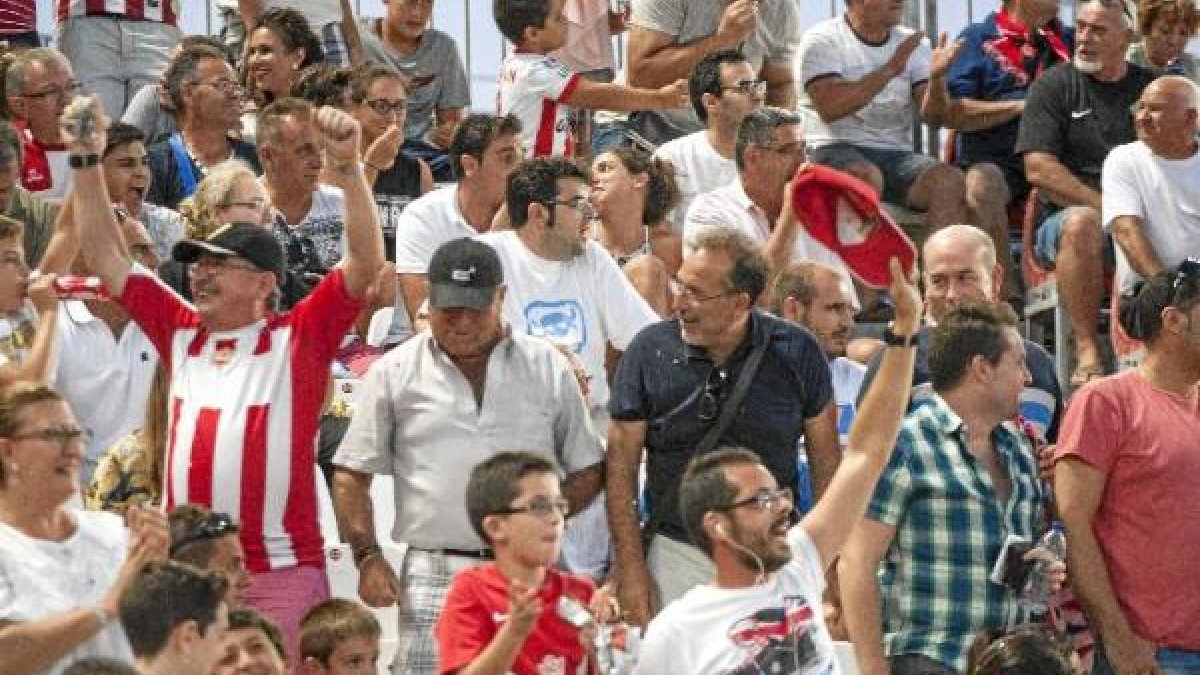 Los seguidores del Almería saludaban a un gigante con pies de barro.
