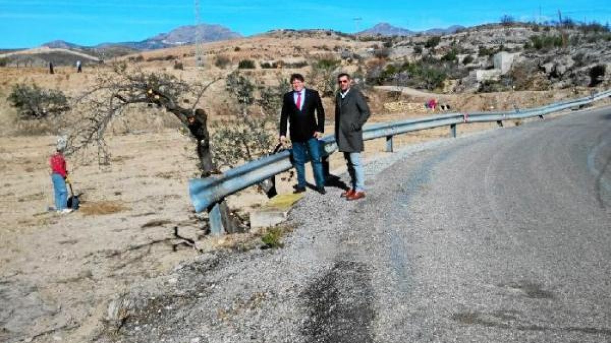 Los alcaldes de Serón y Albox junto a la carretera