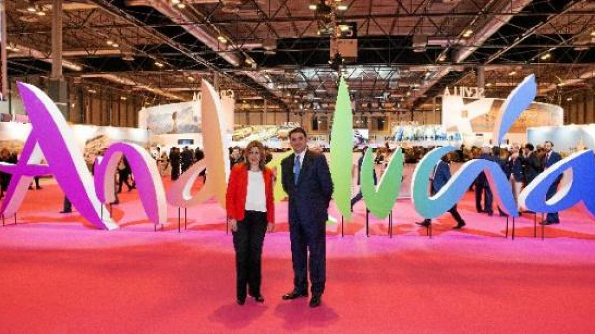 Susana Díaz y el consejero de Turismo en Fitur