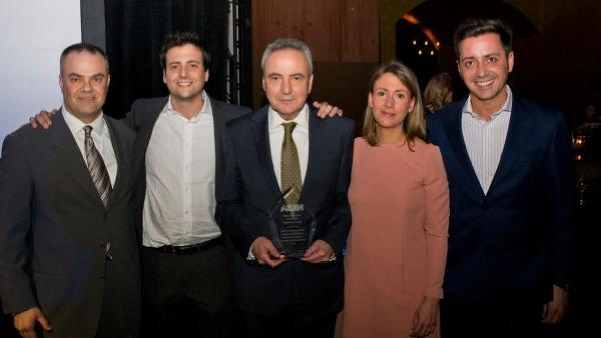 Francisco Martínez-Cosentino, con sus hijos y Bill Darcy, de la NKBA.