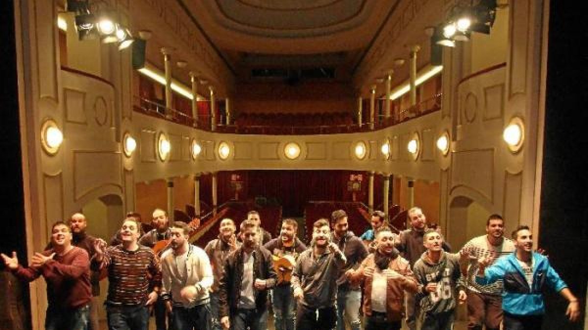 Los integrantes de la Comparsa Volver, realizando un ensayo general en el bellísimo Teatro Apolo.