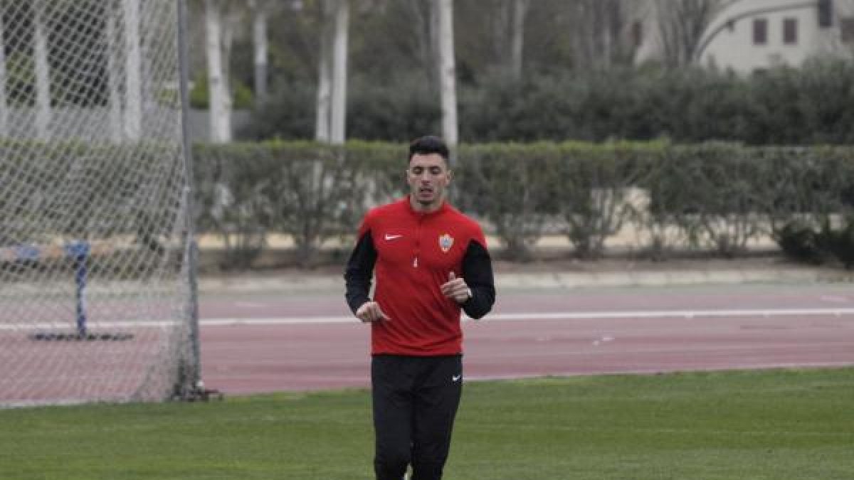 El defensa rojiblanco haciendo carrera continua.