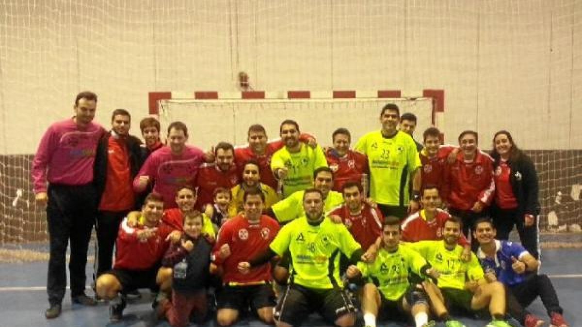 Felices tras la primera victoria.
