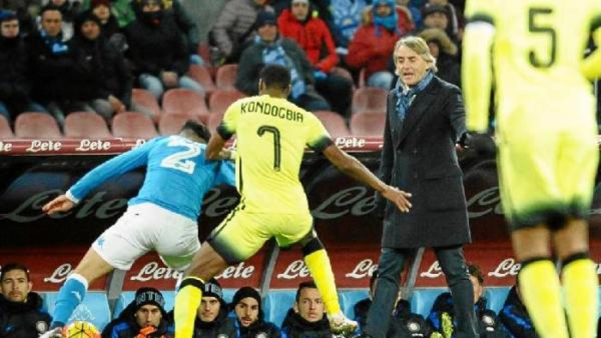 Mancini en la banda observando una jugada.