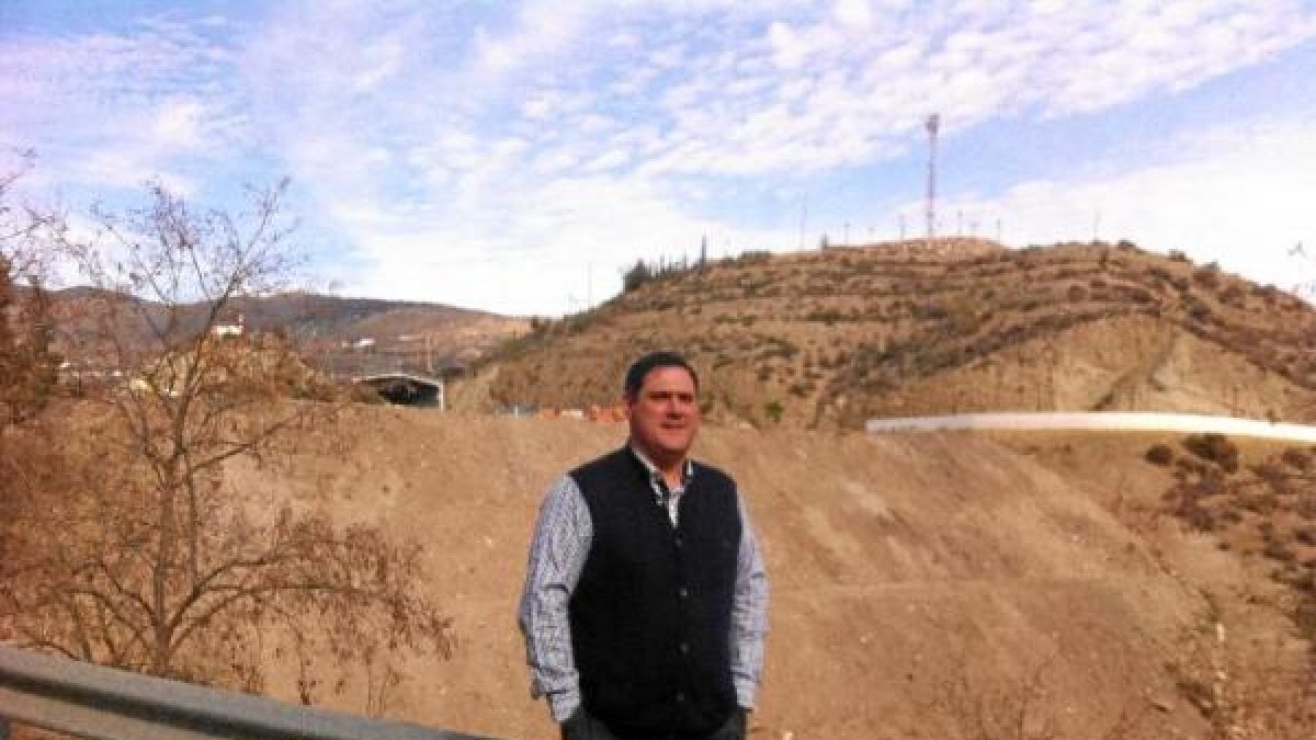 El alcalde junto a la zona que ocupaba el vertedero