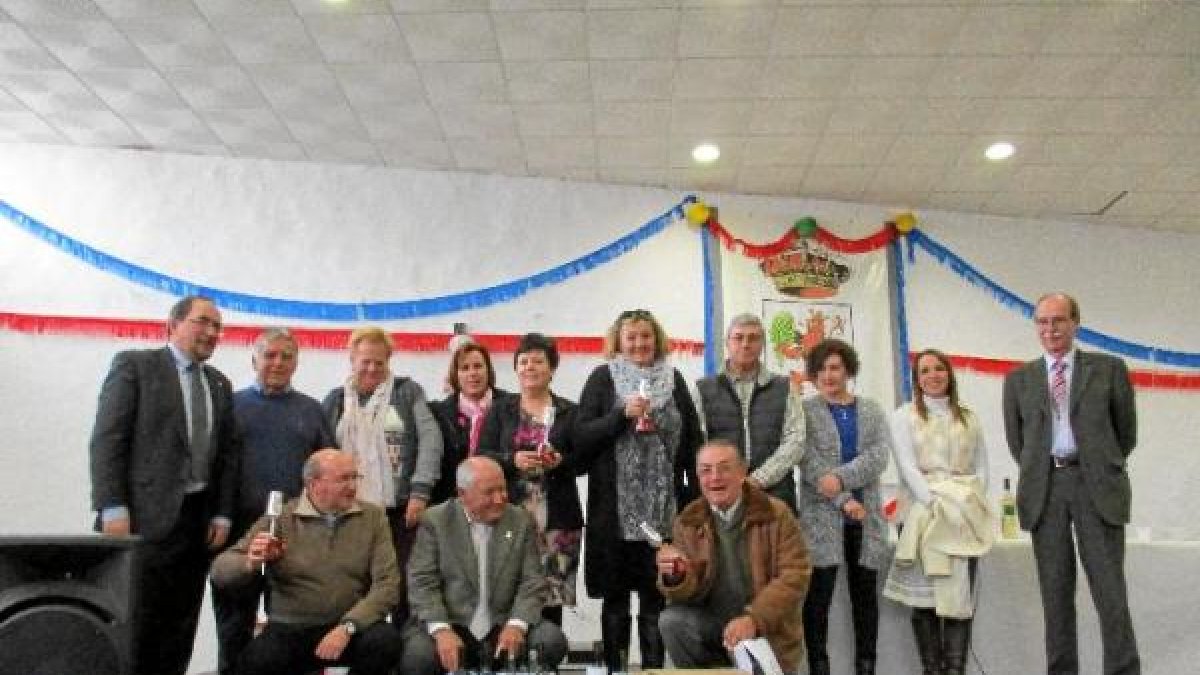 Los premiados junto a los miembros del jurado
