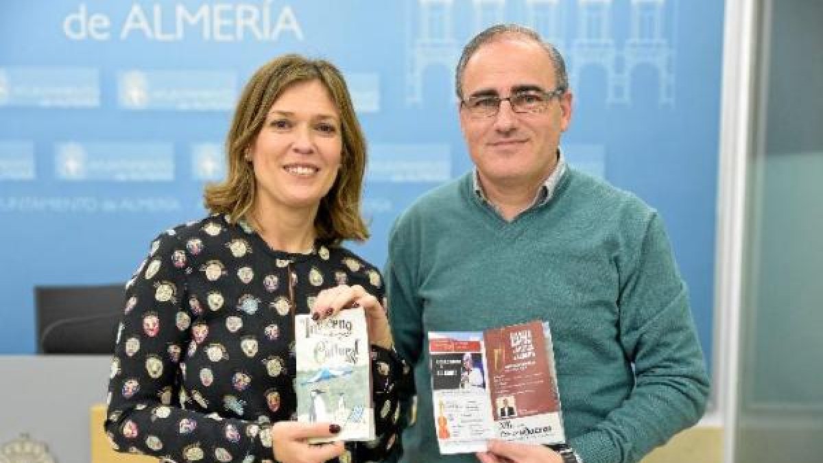 Ana Martínez Labella presentó ayer ante los medios a José Solá.