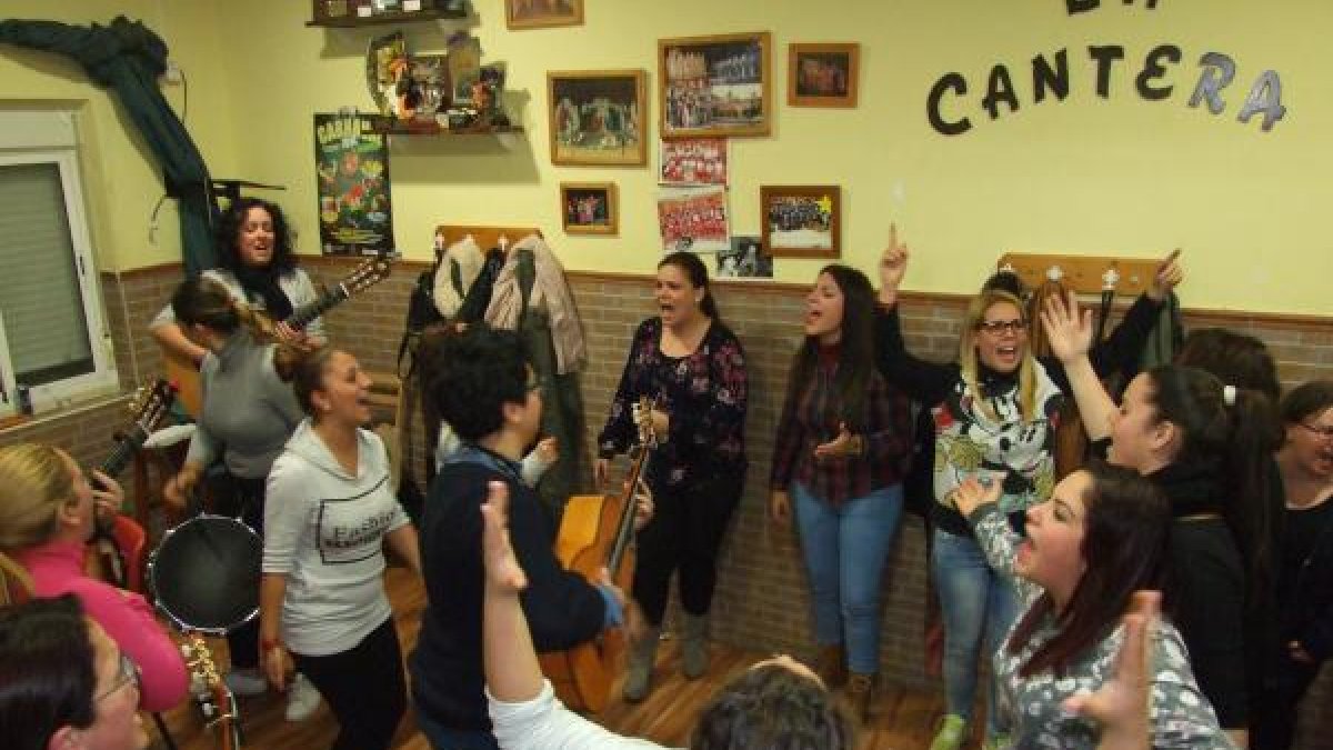 Comparsa femenina La Parada, durante su ensayo, con la directora, Elena Pérez.