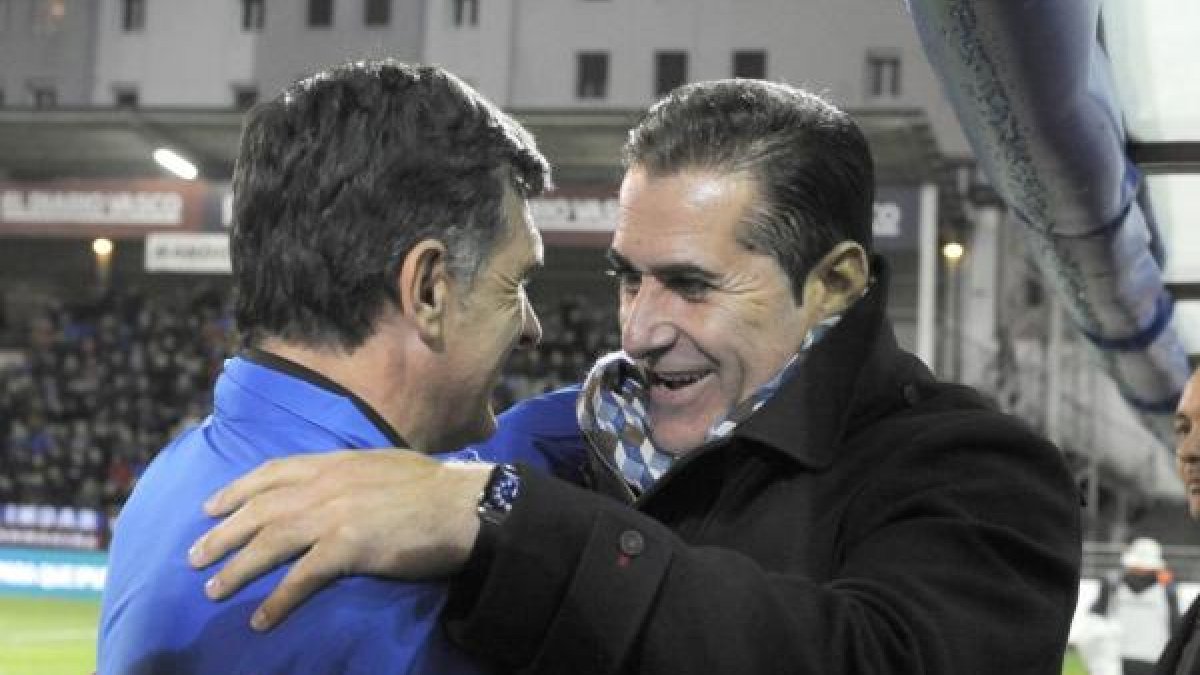 Saludo entre Mendilibar y Sandoval en Eibar.