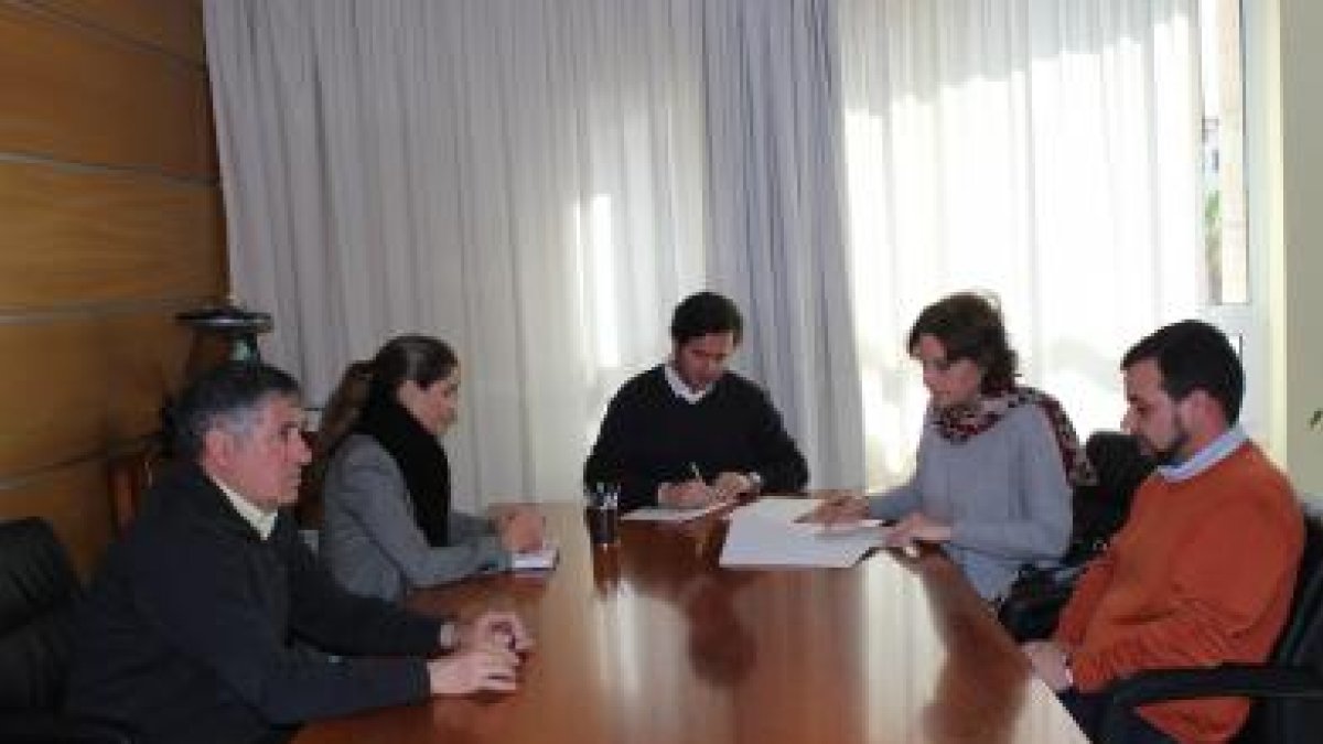 El alcalde, Francisco Góngora, firmando el acuerdo con Cáritas Koopera Almería.