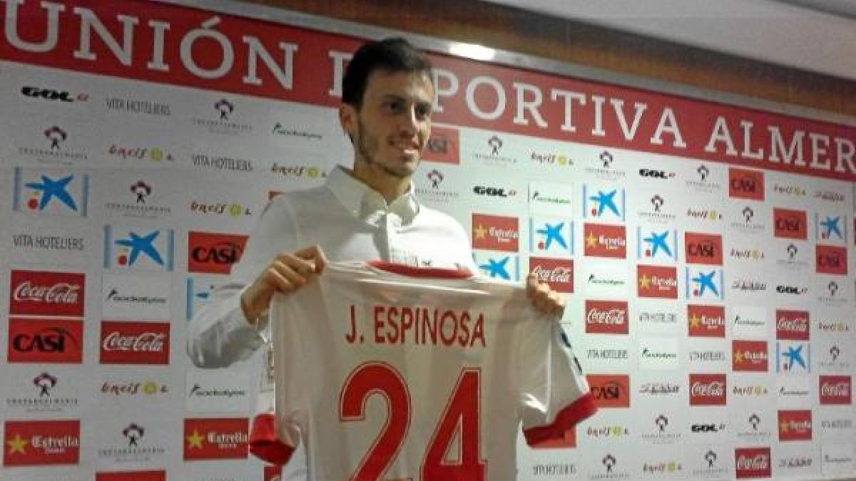 Espinosa con la camiseta del Almería.