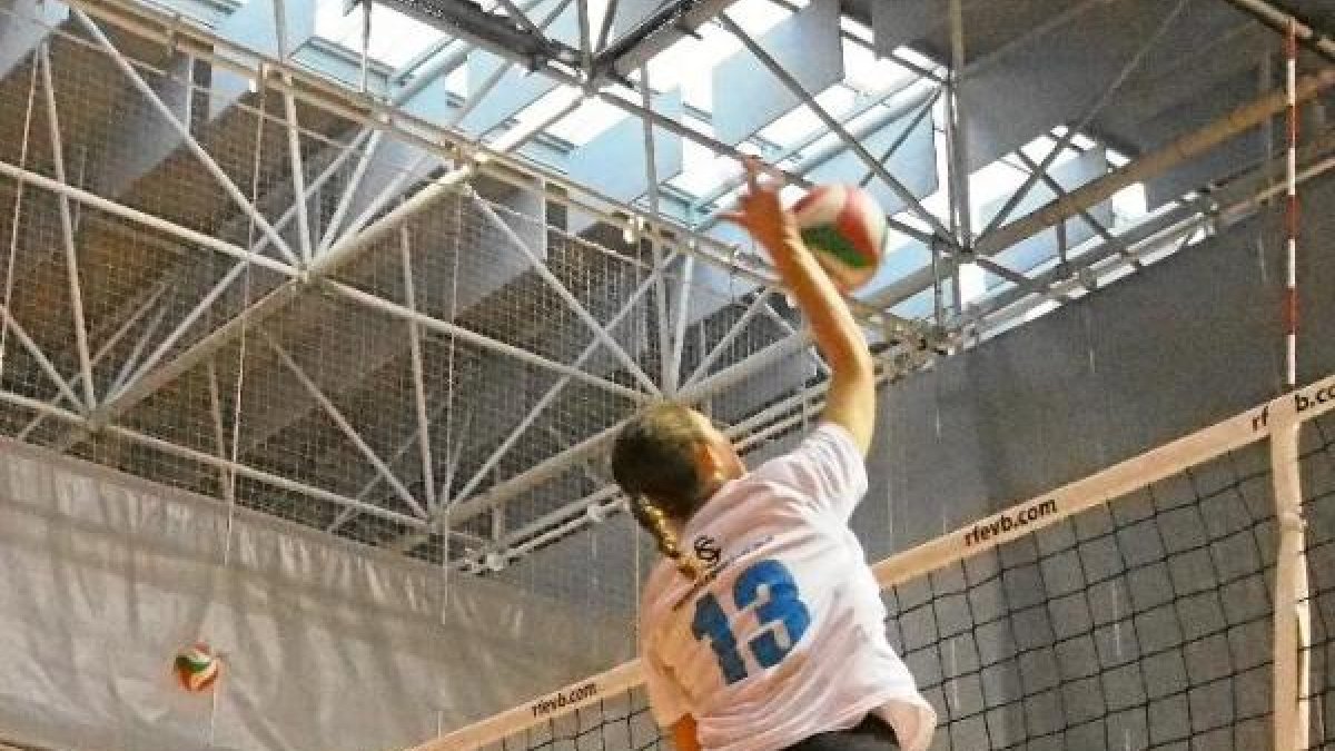 Remate de la opuesta de Mintonette.