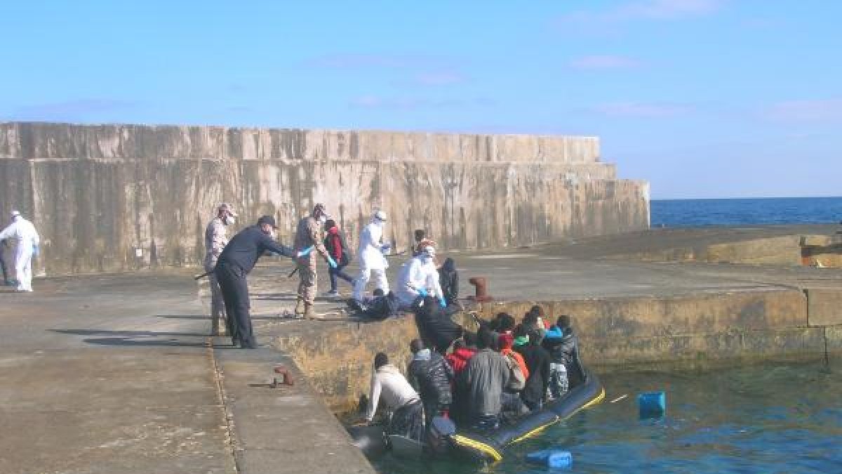Destacamento naval de la Isla de Alborán atiende a una patera, en una operación anterior