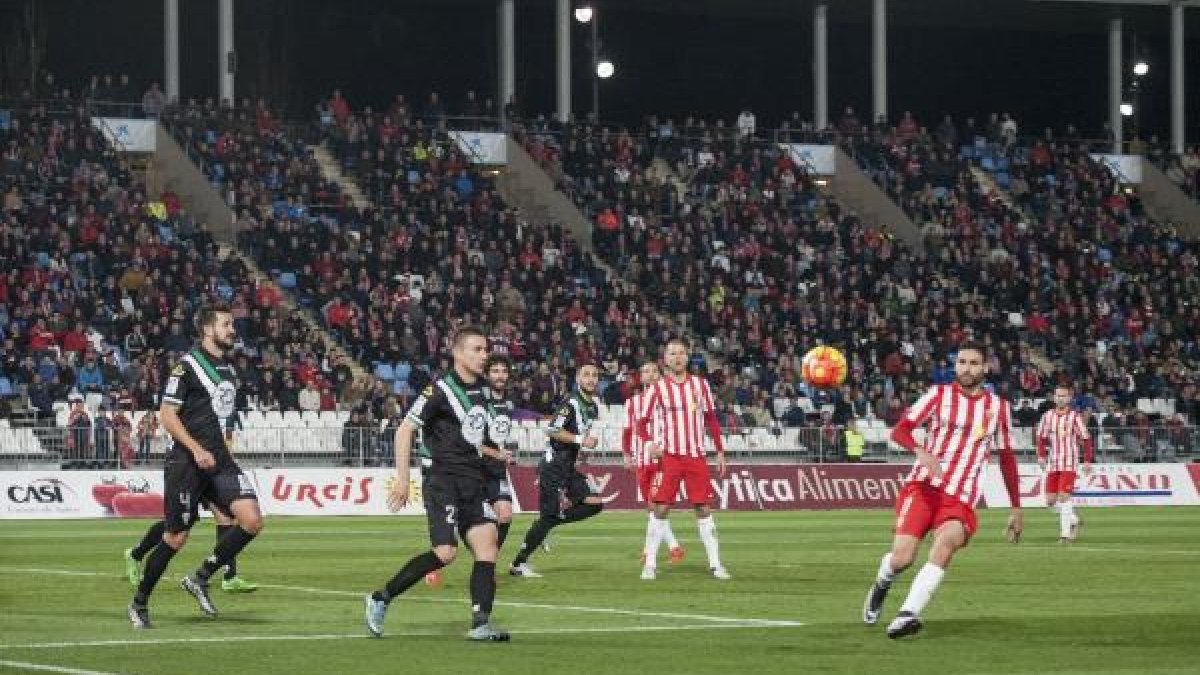 Puetas, en una jugada del Almería-Córdoba.