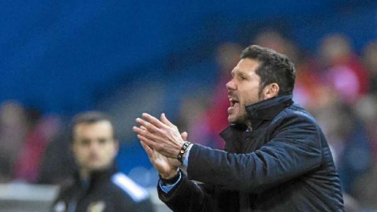 Cholo Simeone en la banda del Estadio de Gran Canaria.