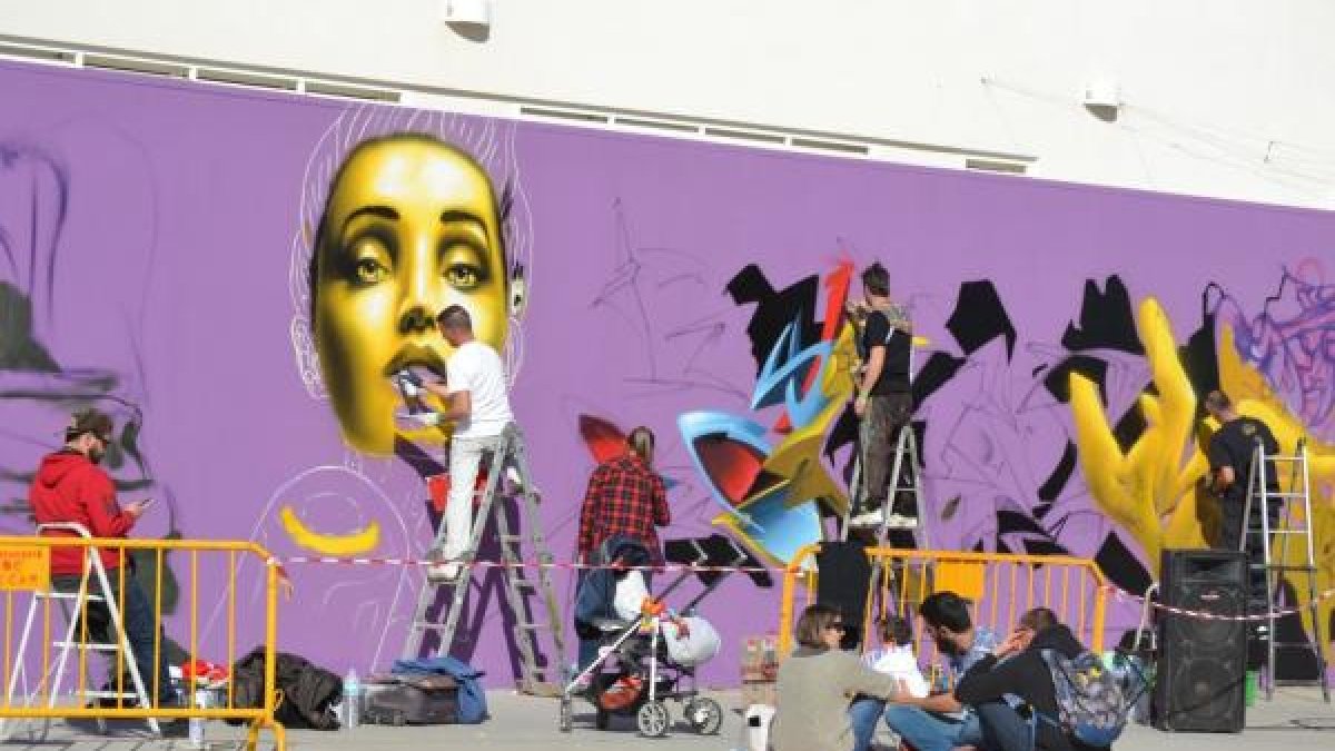 Los grafiteros decoraron ayer varias paredes.