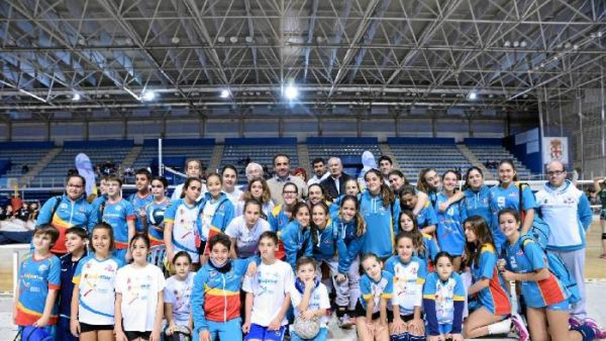 Los niños de Almería apuestan por el voleibol.