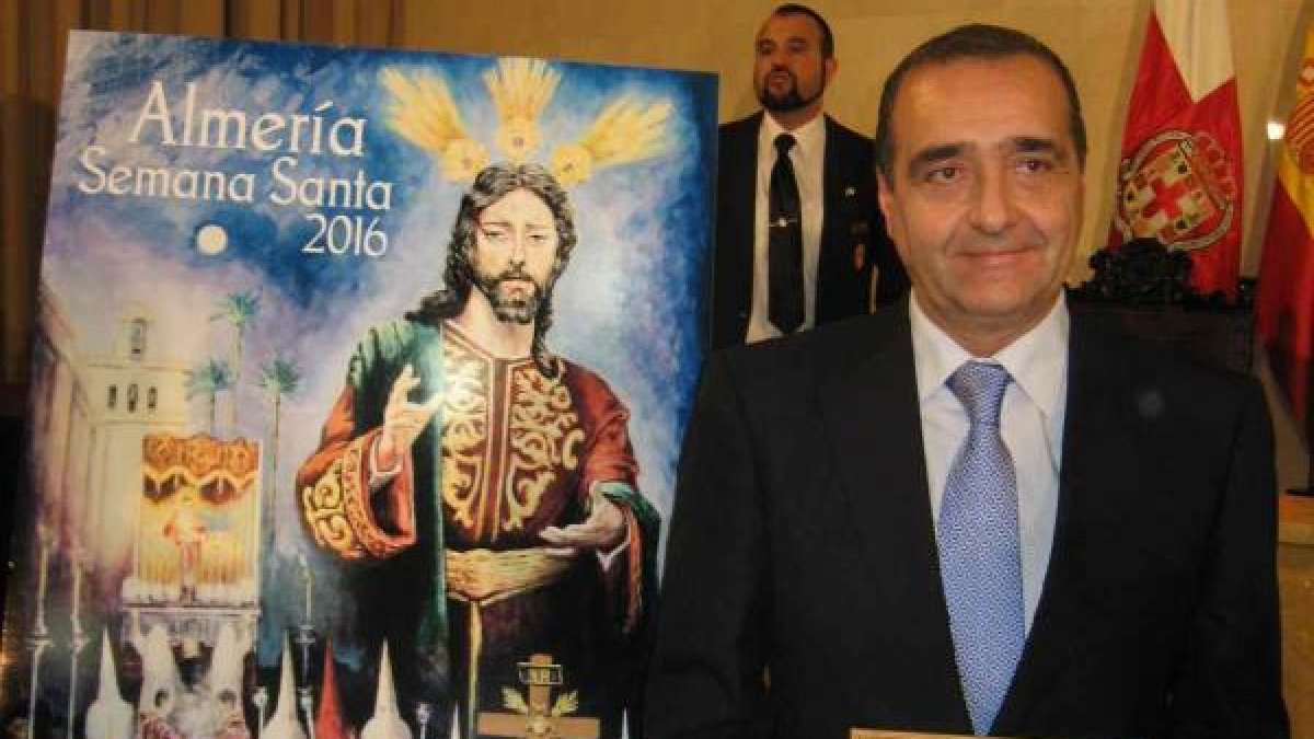 José Manuel Olea ante su pintura que será cartel anunciador de la Semana Santa de Almería 2016.