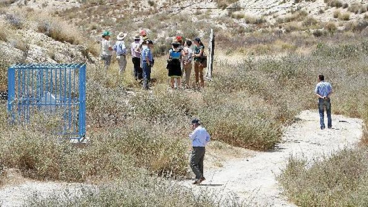 Personal del Ciemat en una de las visitas realizadas a la zona contaminada.