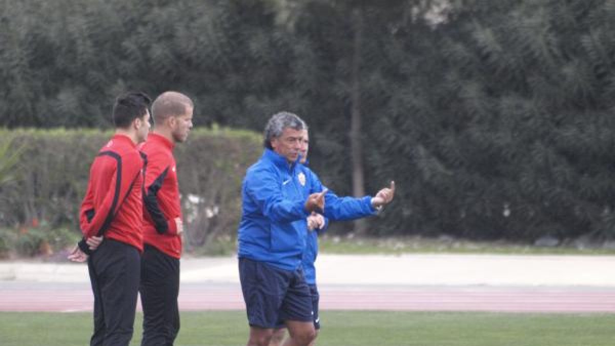 Explicando movimientos tácticos a los futbolistas.