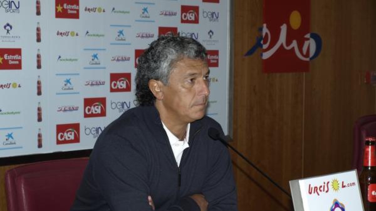 El míster durante la rueda de prensa.