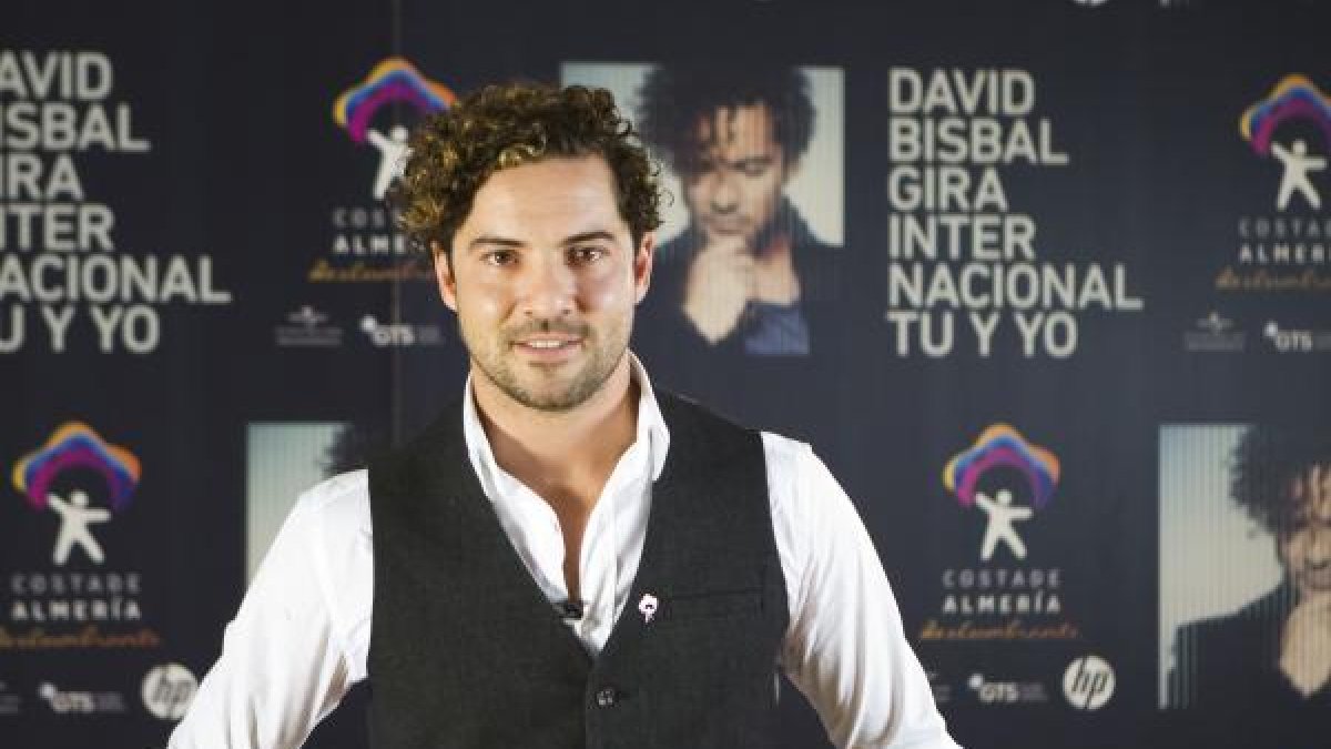 David Bisbal con el cartel de su gira de 2014 en la que promocionó el destino Costa de Almería.