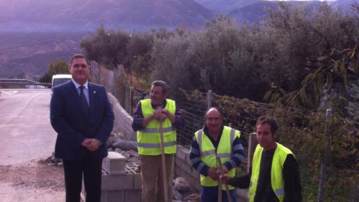 El alcalde junto a los trabajadores que realizan la obra.