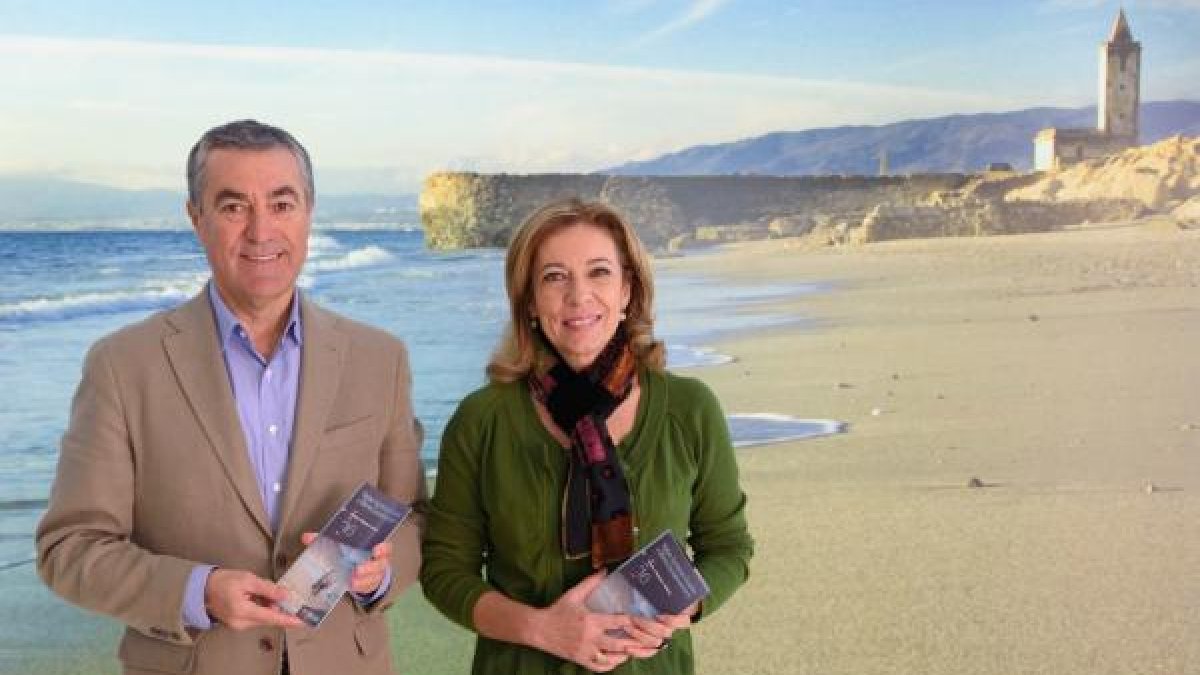 La concejal Lola de Haro, junto a Carmelo Torres, de Almería Turística.