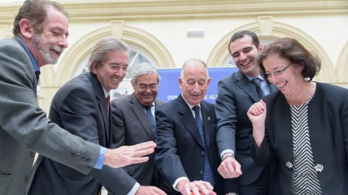 Representantes del Grupo Filatélico, Correos, el Gobierno, Diputación, el Ayuntamiento y la Junta ponen el matasellos del Milenio.