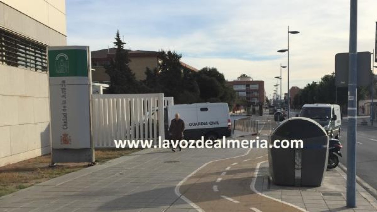 Llegada de los furgones con los detenidos