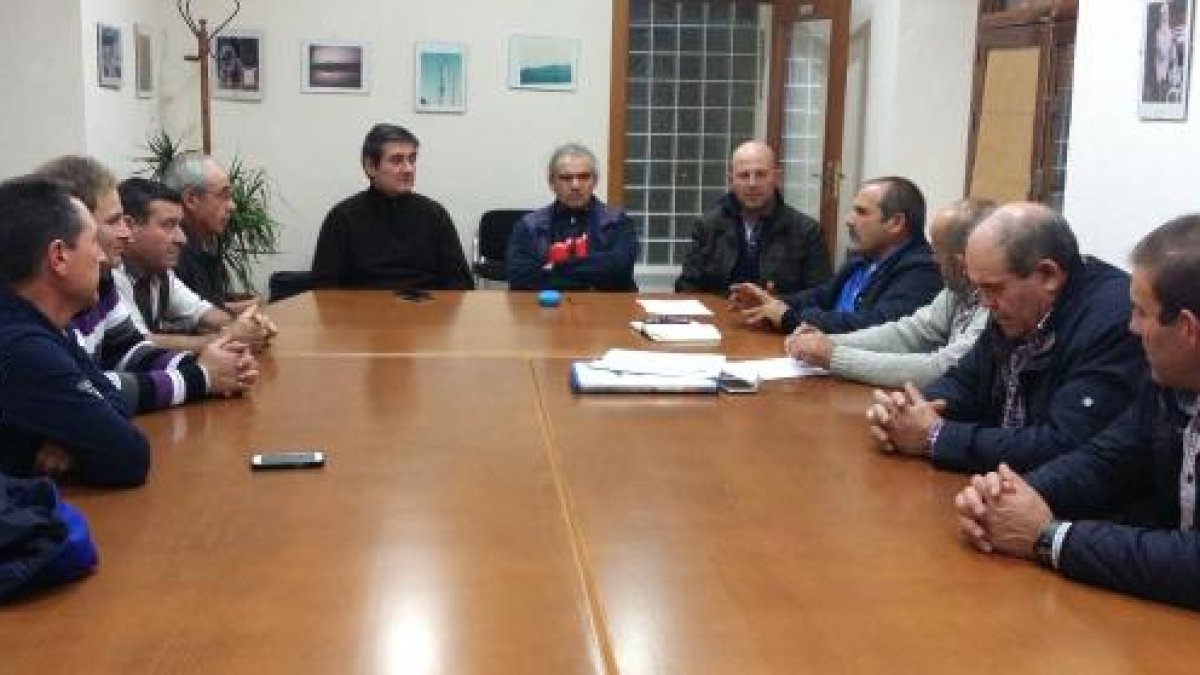 Reunión entre los miembros de la Junta de Usuarios.