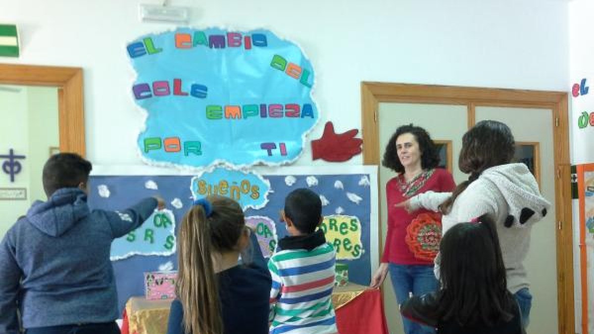 Alumnos del Virgen de la Chanca enseñan su proyecto.
