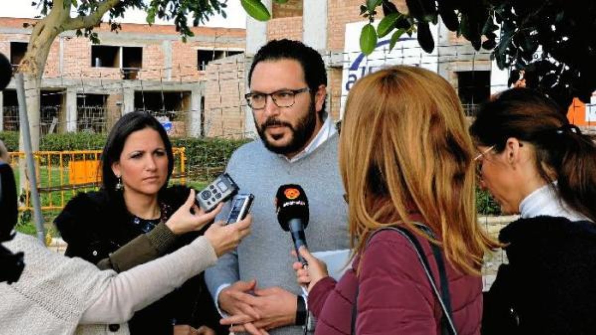 Imagen de los concejales socialistas Cristóbal Díaz e Inés Plaza