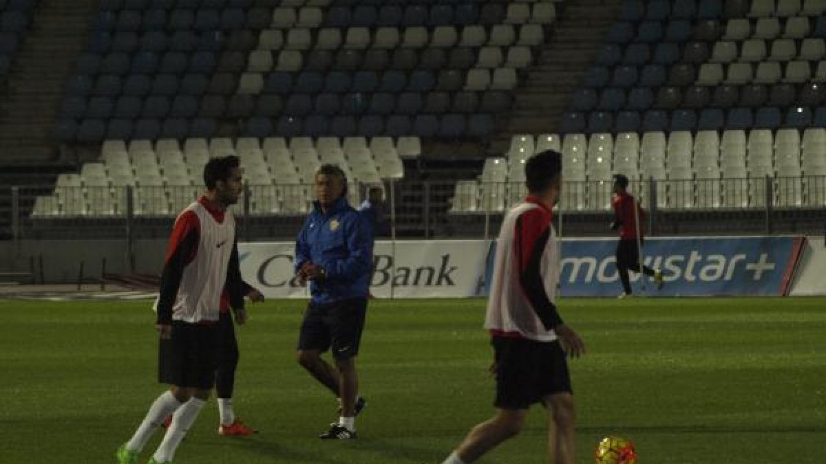 Goro pendiente del partidillo a todo campo.