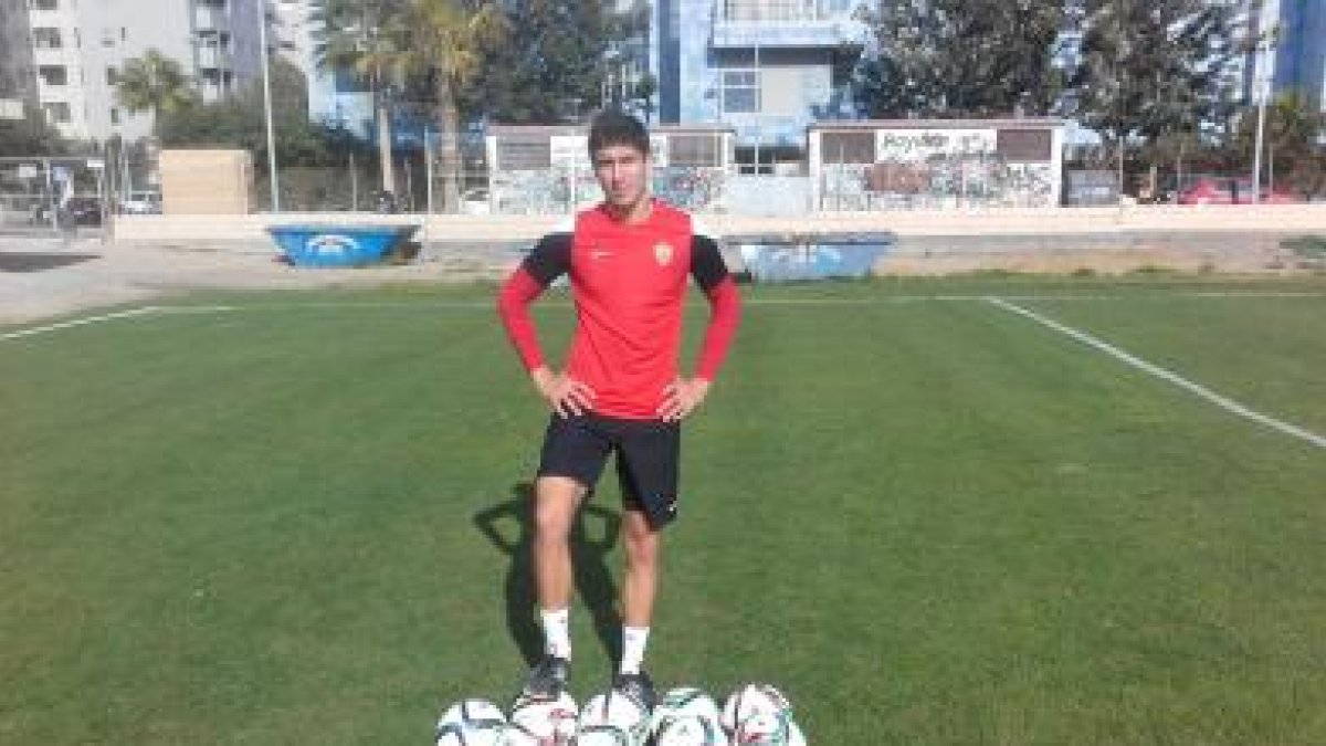 Álvaro Montero posa para LA VOZ en la Vega.